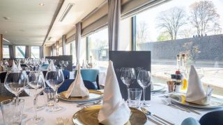 MS Lisabelle -Restaurant mit Tischdekoration und Weinkarte