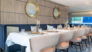 MS Lisabelle - Restaurant mit Tischen und Stühlen